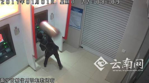 取款不成功，竟用垃圾桶出氣