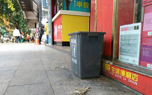 垃圾桶當(dāng)足球踢？！城區(qū)大半年累計(jì)丟近千個(gè)垃圾桶